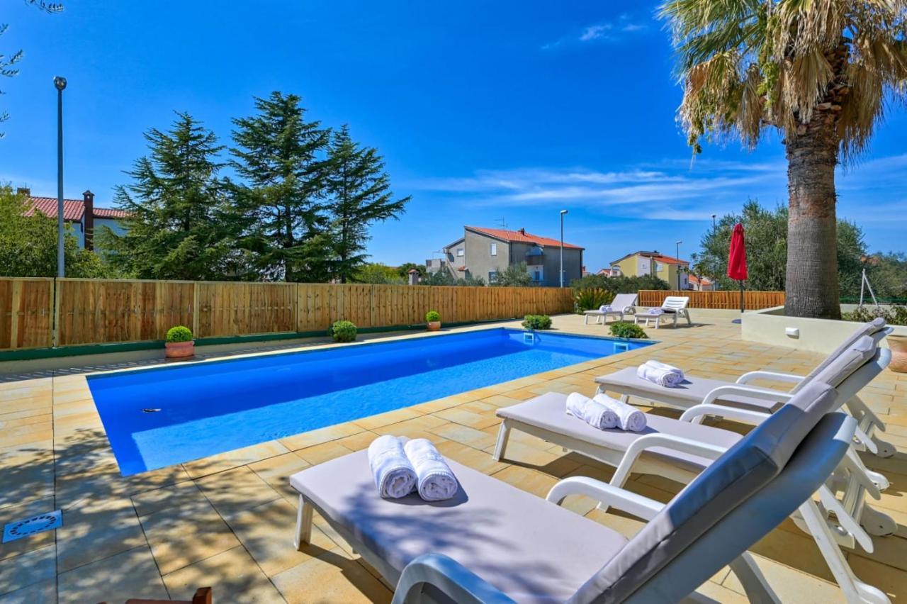 Villa Oscar, *