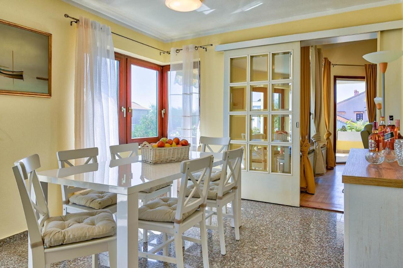 Villa Oscar, *