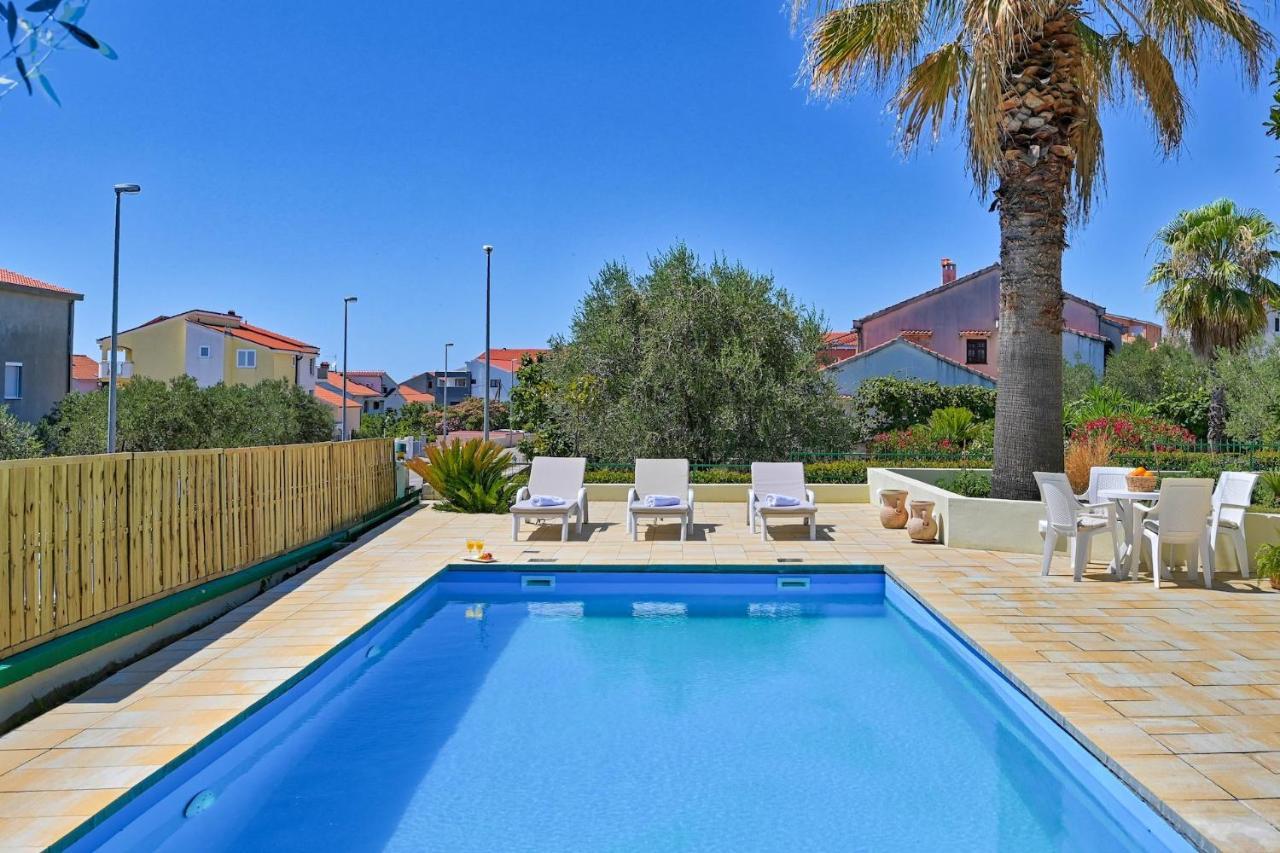 Villa Oscar, *